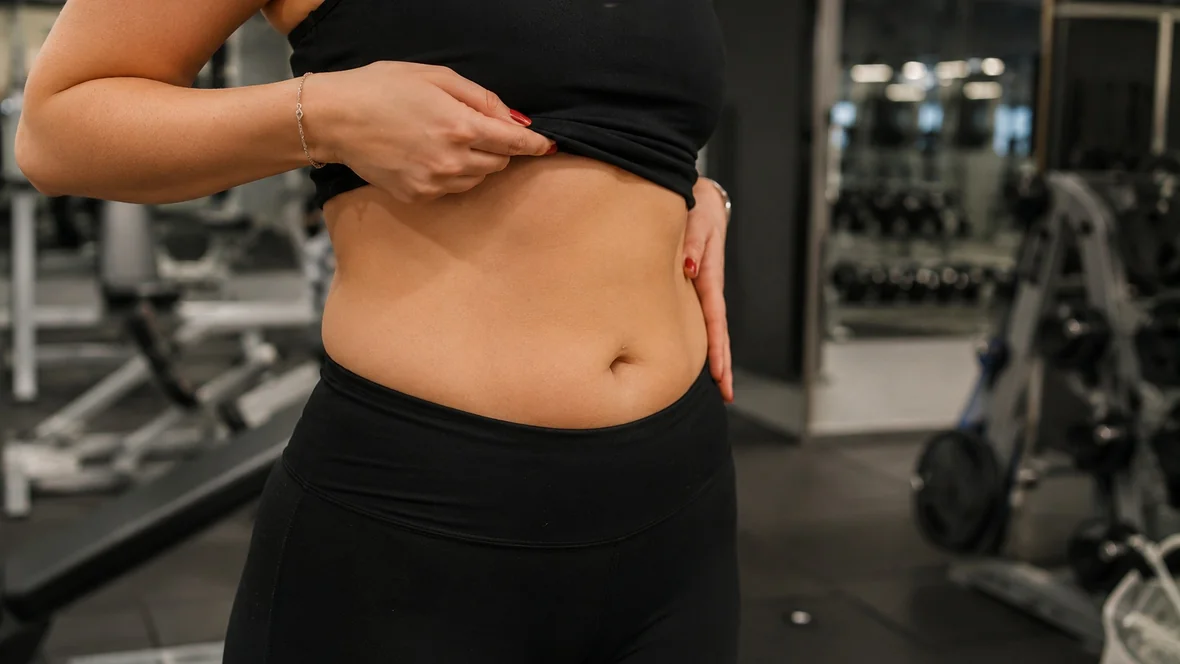 Persoană în ținută de antrenament, într-o sală de fitness